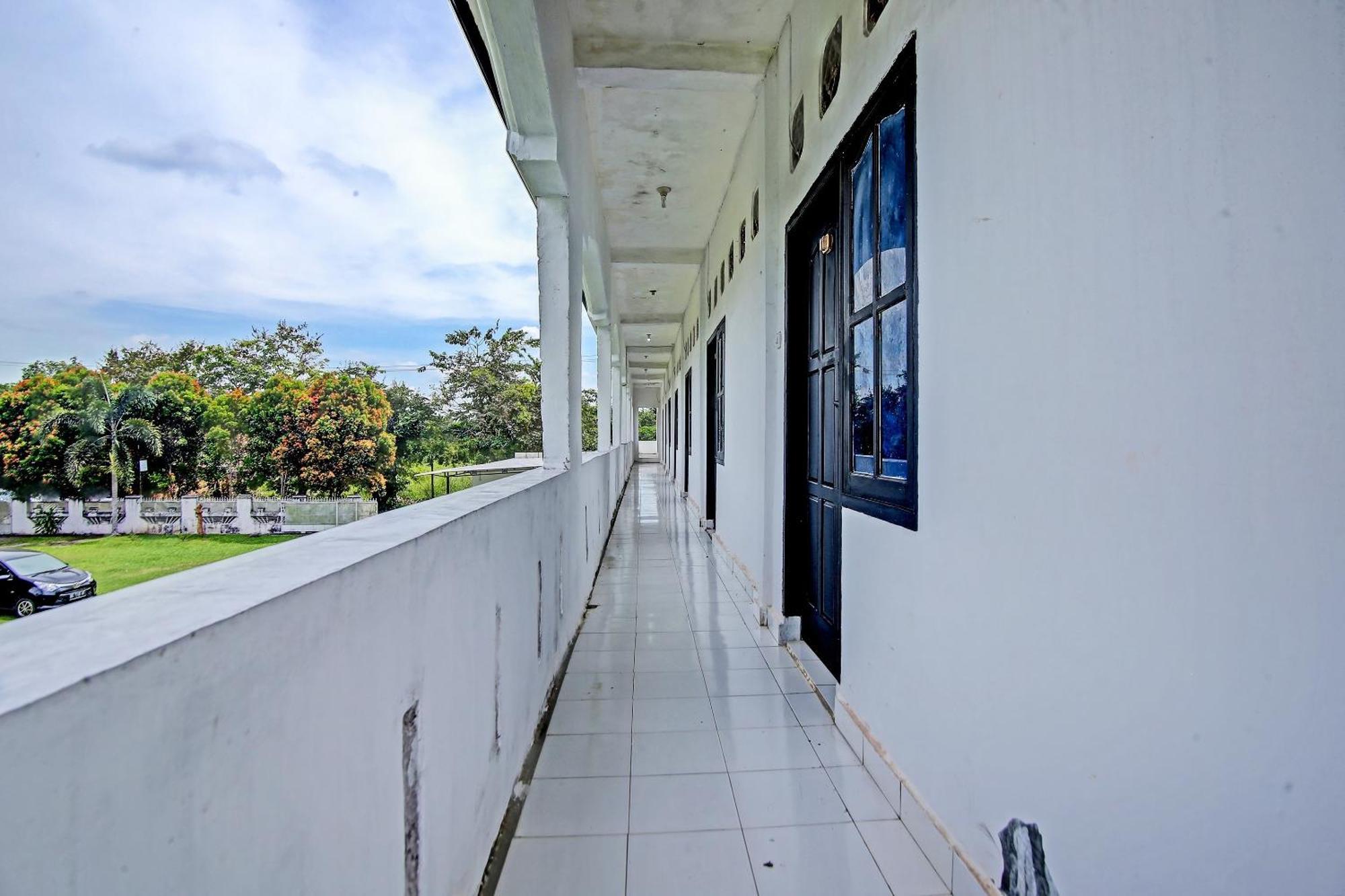 Oyo Life 91127 Wisma Sukajadi Syariah Perabumulih Exterior photo