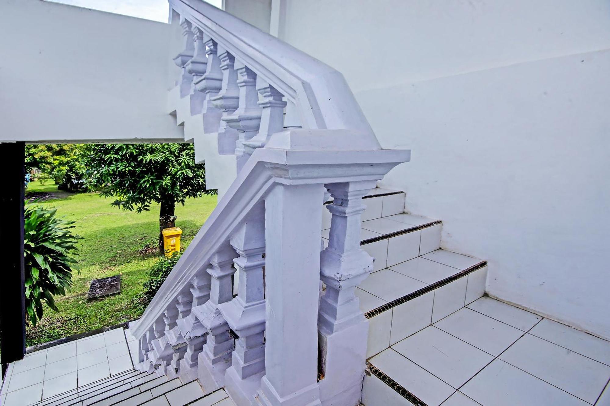 Oyo Life 91127 Wisma Sukajadi Syariah Perabumulih Exterior photo