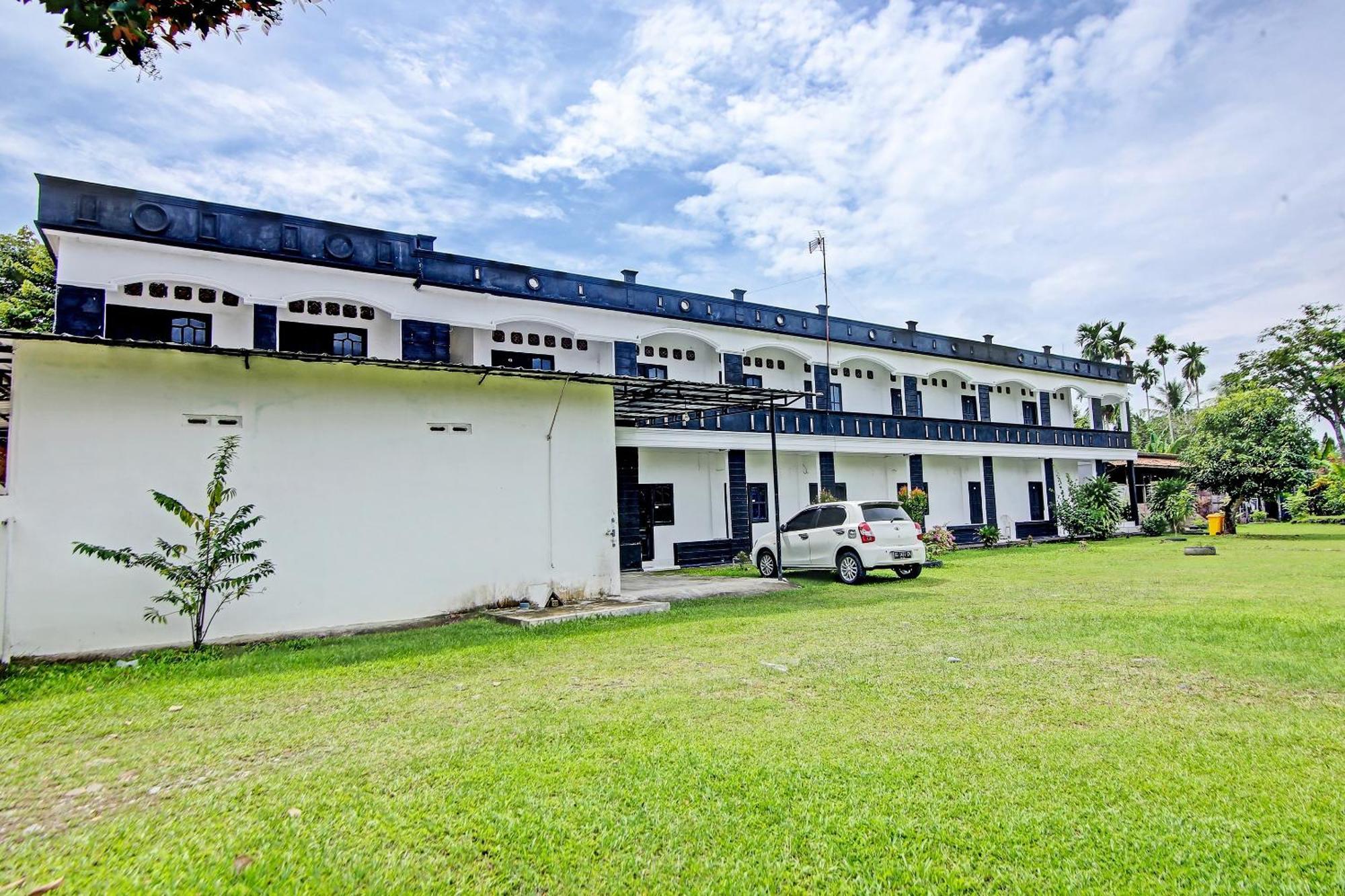 Oyo Life 91127 Wisma Sukajadi Syariah Perabumulih Exterior photo