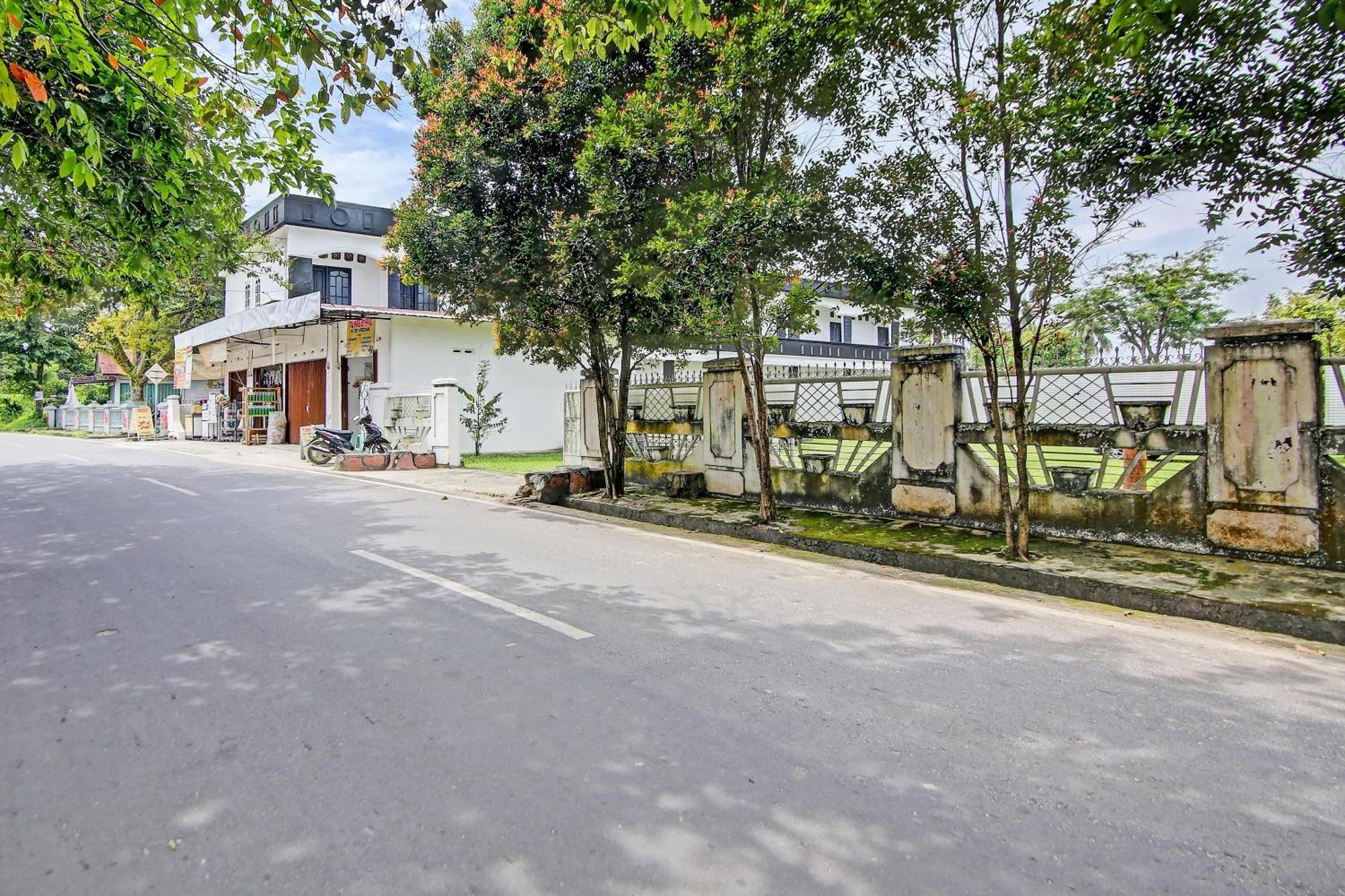 Oyo Life 91127 Wisma Sukajadi Syariah Perabumulih Exterior photo