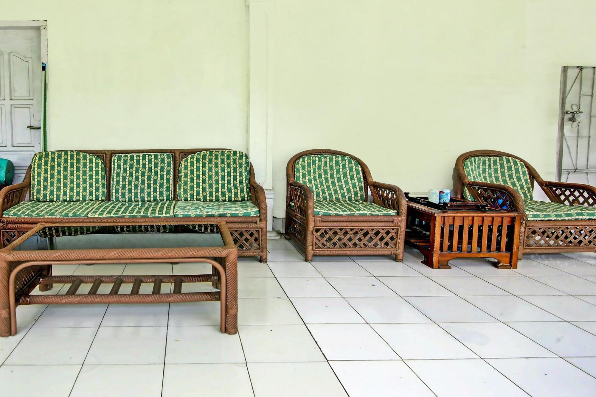 Oyo Life 91127 Wisma Sukajadi Syariah Perabumulih Exterior photo