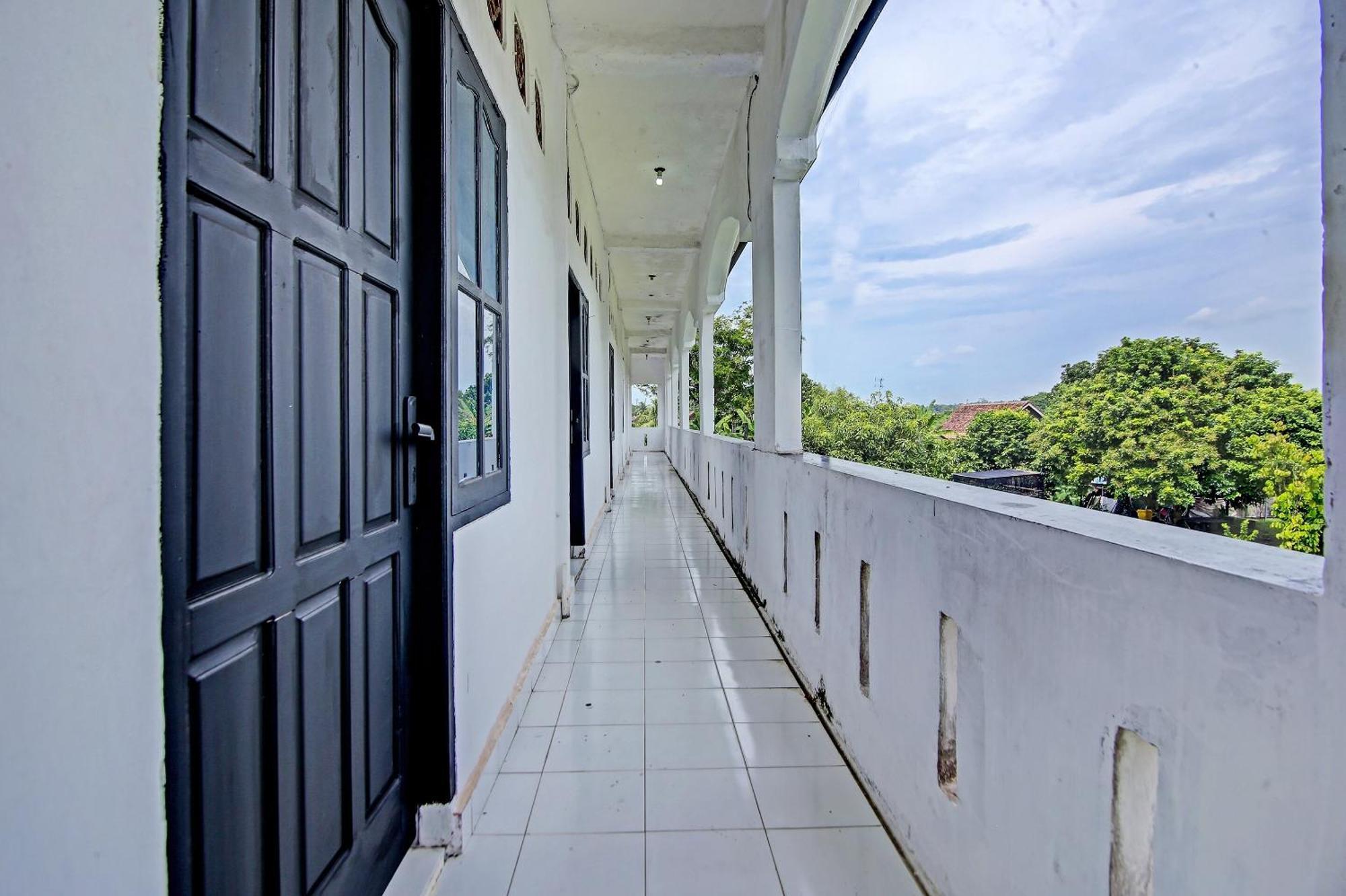 Oyo Life 91127 Wisma Sukajadi Syariah Perabumulih Exterior photo