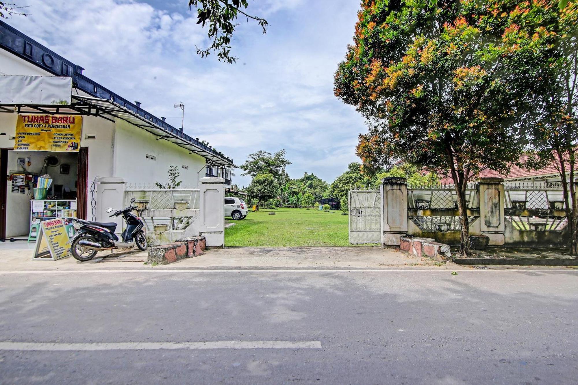 Oyo Life 91127 Wisma Sukajadi Syariah Perabumulih Exterior photo