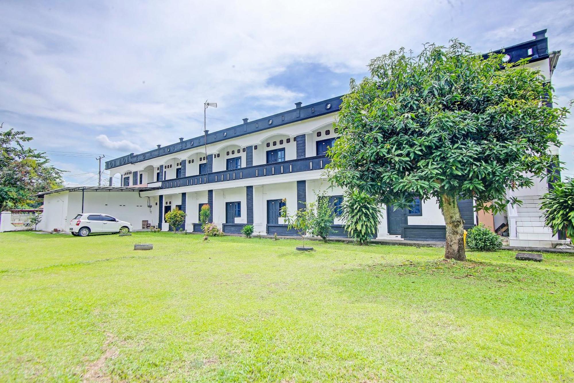 Oyo Life 91127 Wisma Sukajadi Syariah Perabumulih Exterior photo